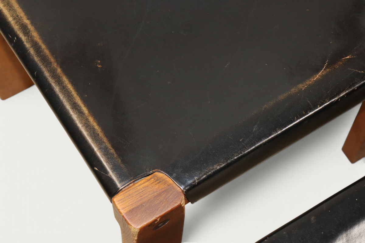 Série de 4 chaises S24 de Pierre Chapo – Orme massif et cuir noir – 1970