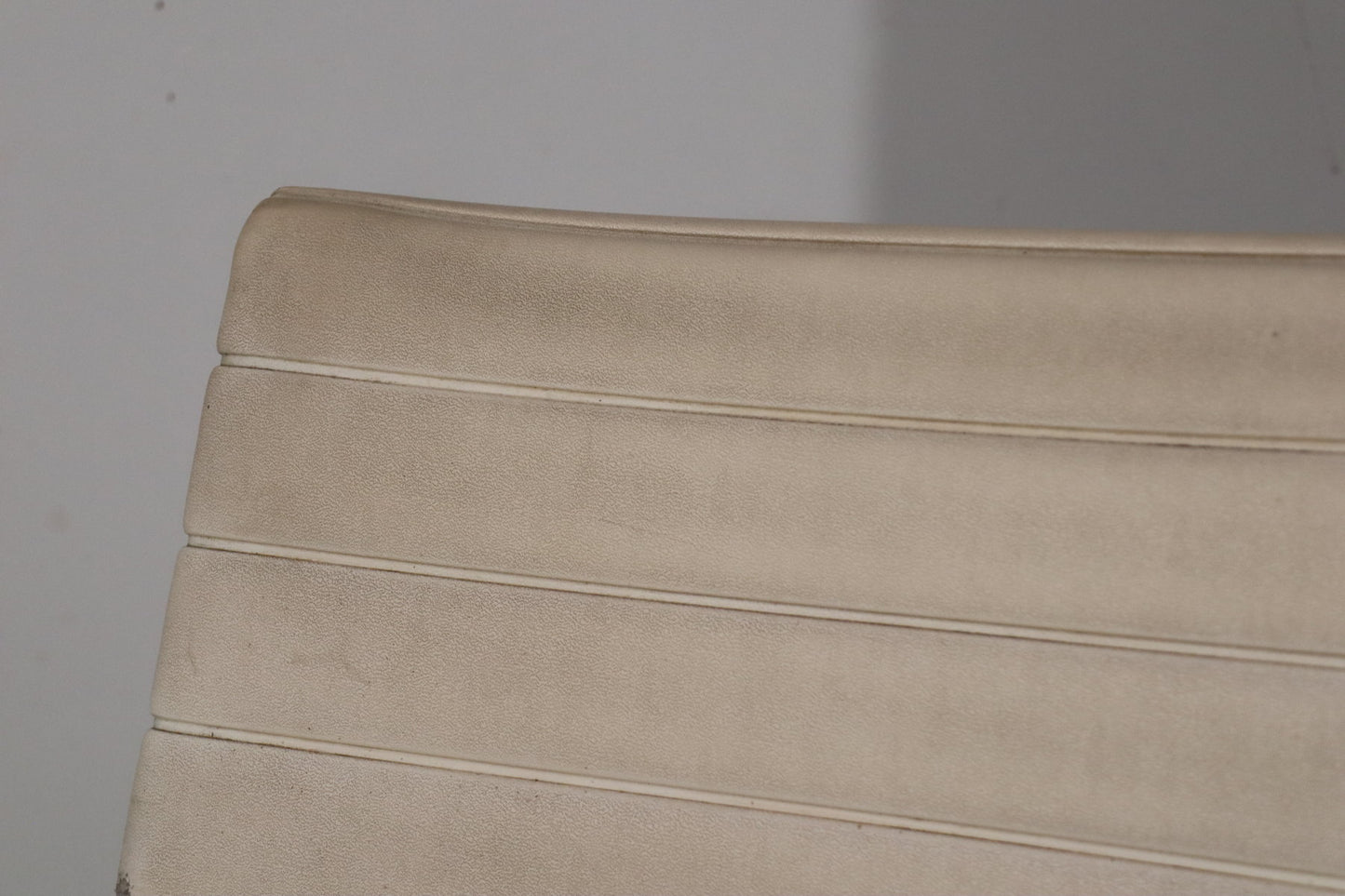 Fauteuil EA 108 en cuir – Charles & Ray Eames – Herman Miller – 1960