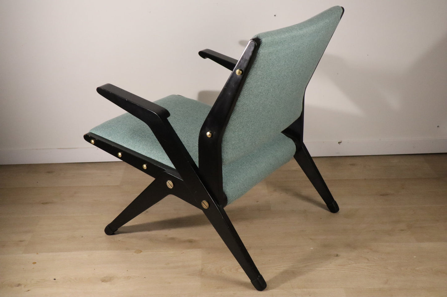 Fauteuil vintage années 60 en bois noir et tissu