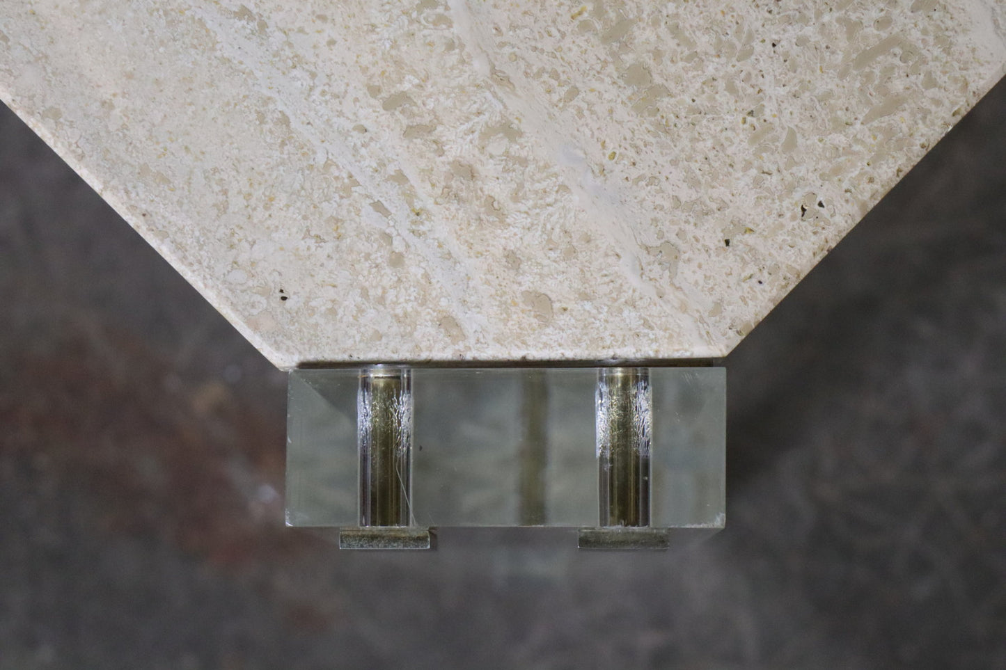 Table de repas années 70 en travertin, métal doré et plexiglas