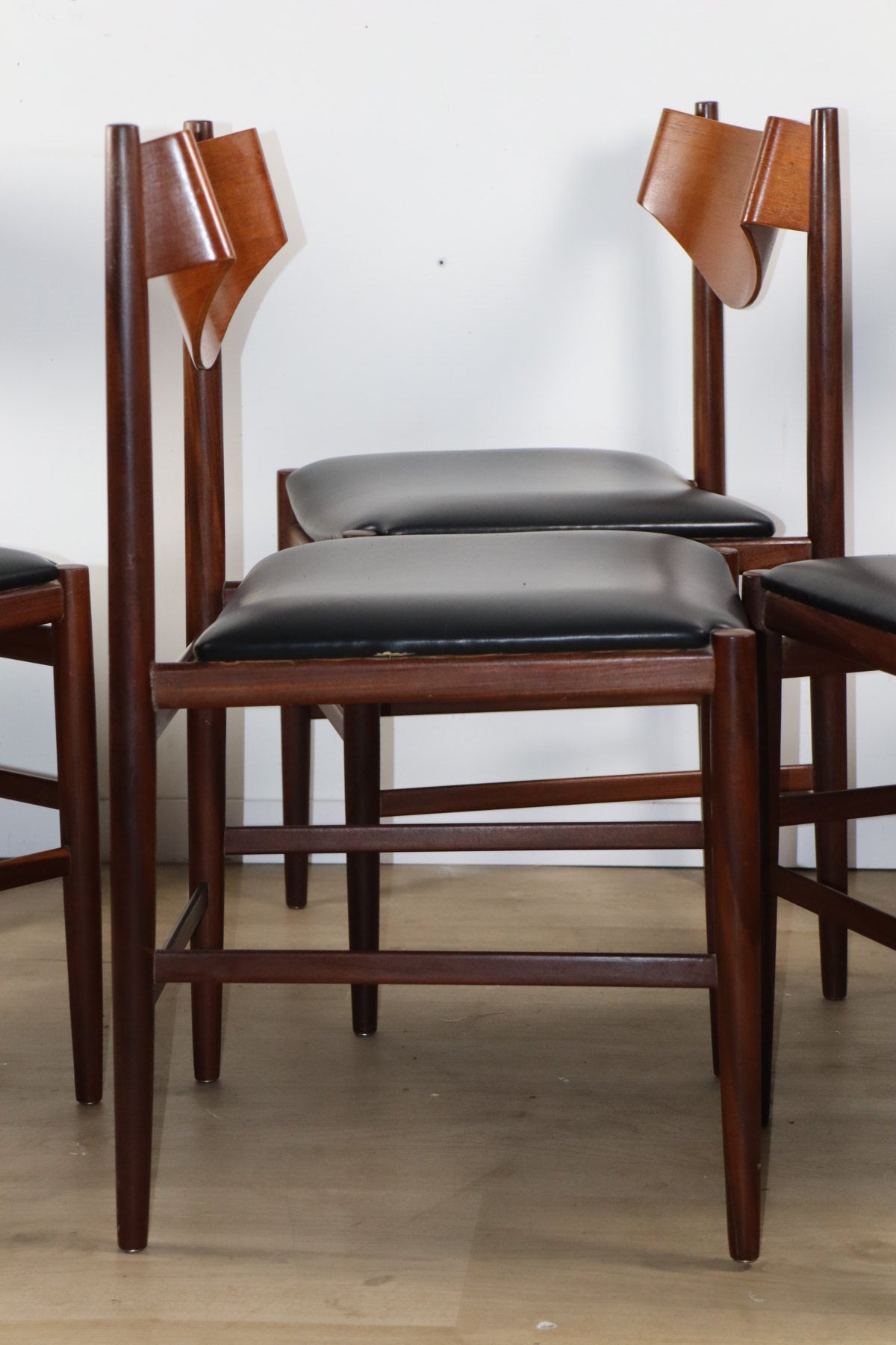 Série de 6 chaises Gianfranco Frattini en teck et skaï noir – années 60