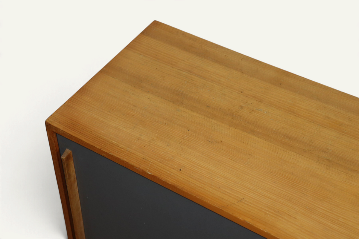 Meuble d’appoint vintage en bois à portes coulissantes – années 60