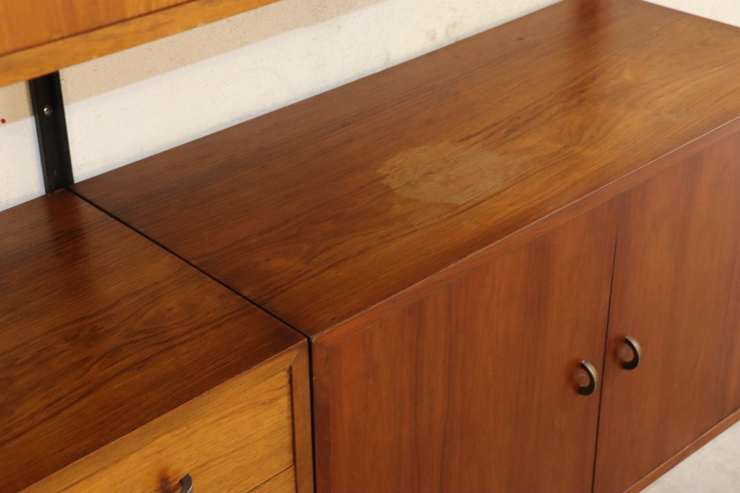 Bibliothèque murale modulable en teck et laiton – années 60