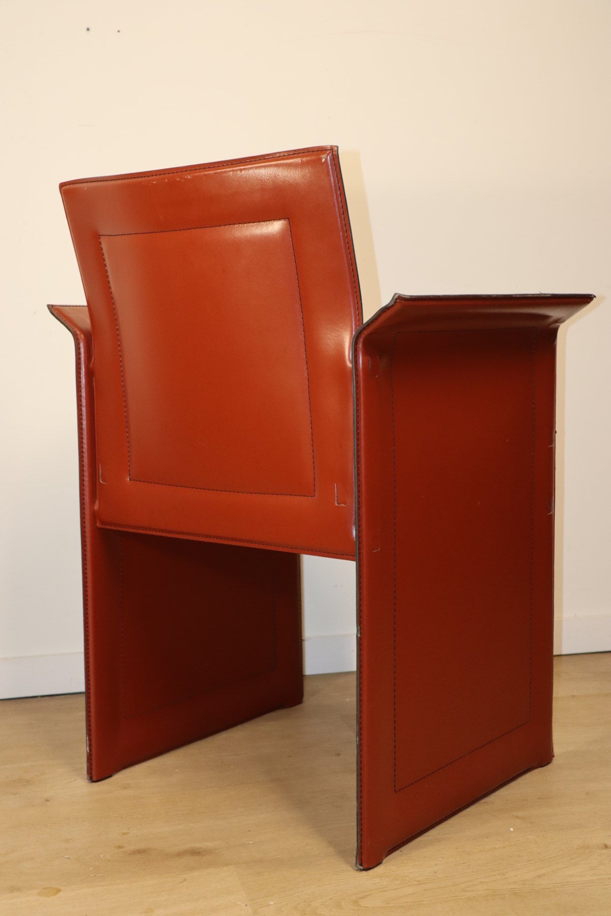 Fauteuil en cuir design minimaliste