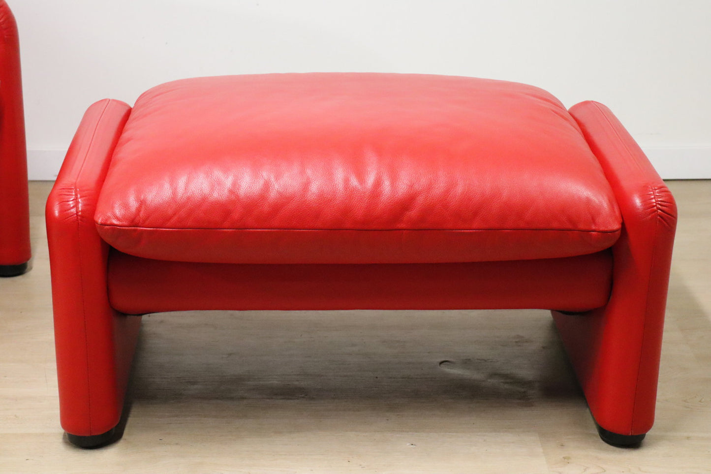 Fauteuil et ottoman Maralunga par Vico Magistretti pour Cassina