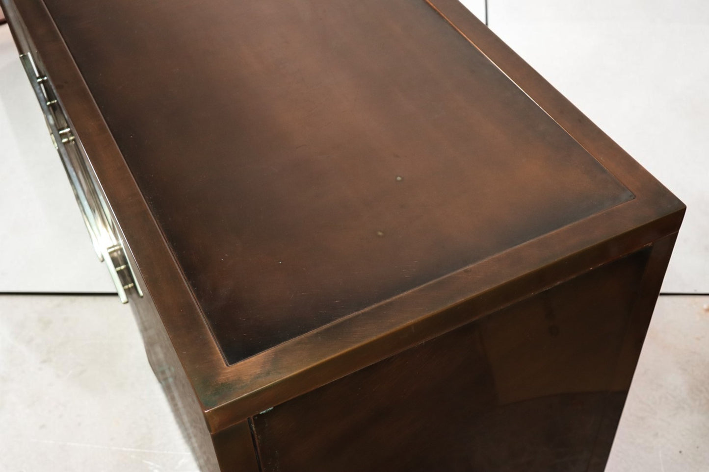 Enfilade minimaliste en métal patiné bronze, années 70