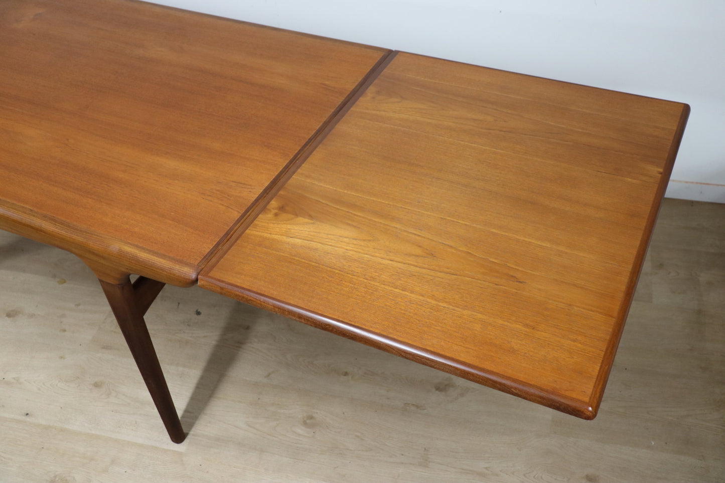 Table de repas scandinave par Johannes Andersen en teck, 1960