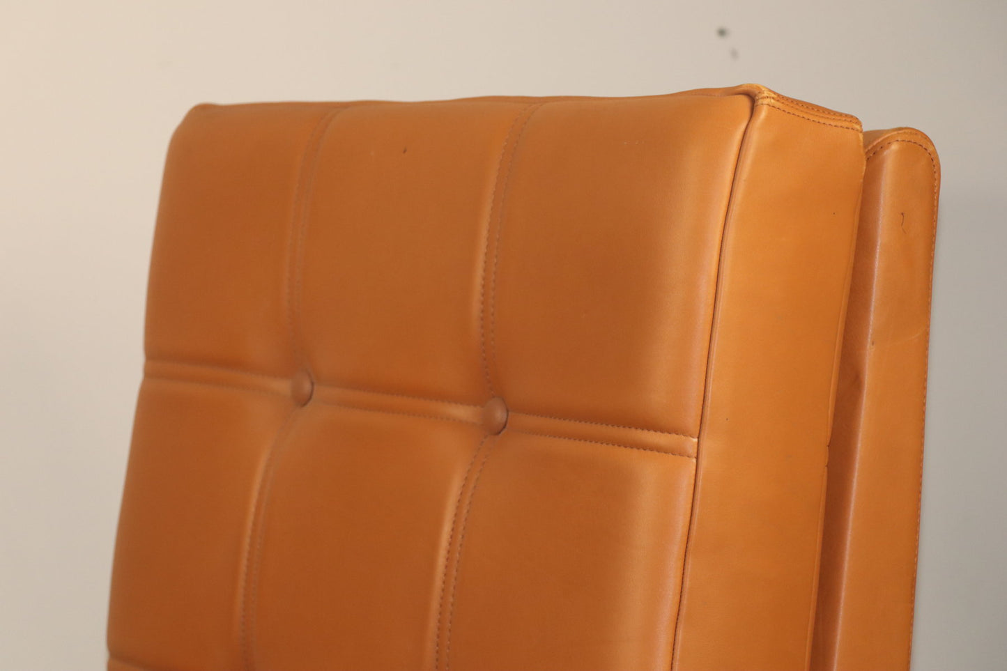 Paire de fauteuils vintage années 50 en bois noir et cuir caramel