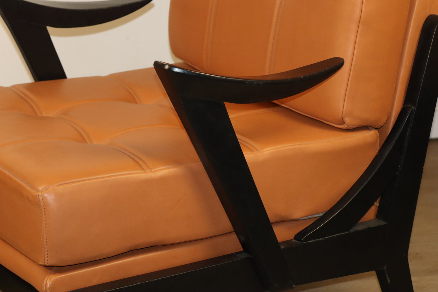 Paire de fauteuils vintage années 50 en bois noir et cuir caramel