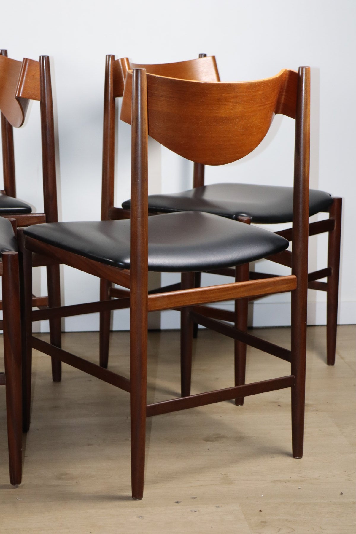 Série de 6 chaises Gianfranco Frattini en teck et skaï noir – années 60
