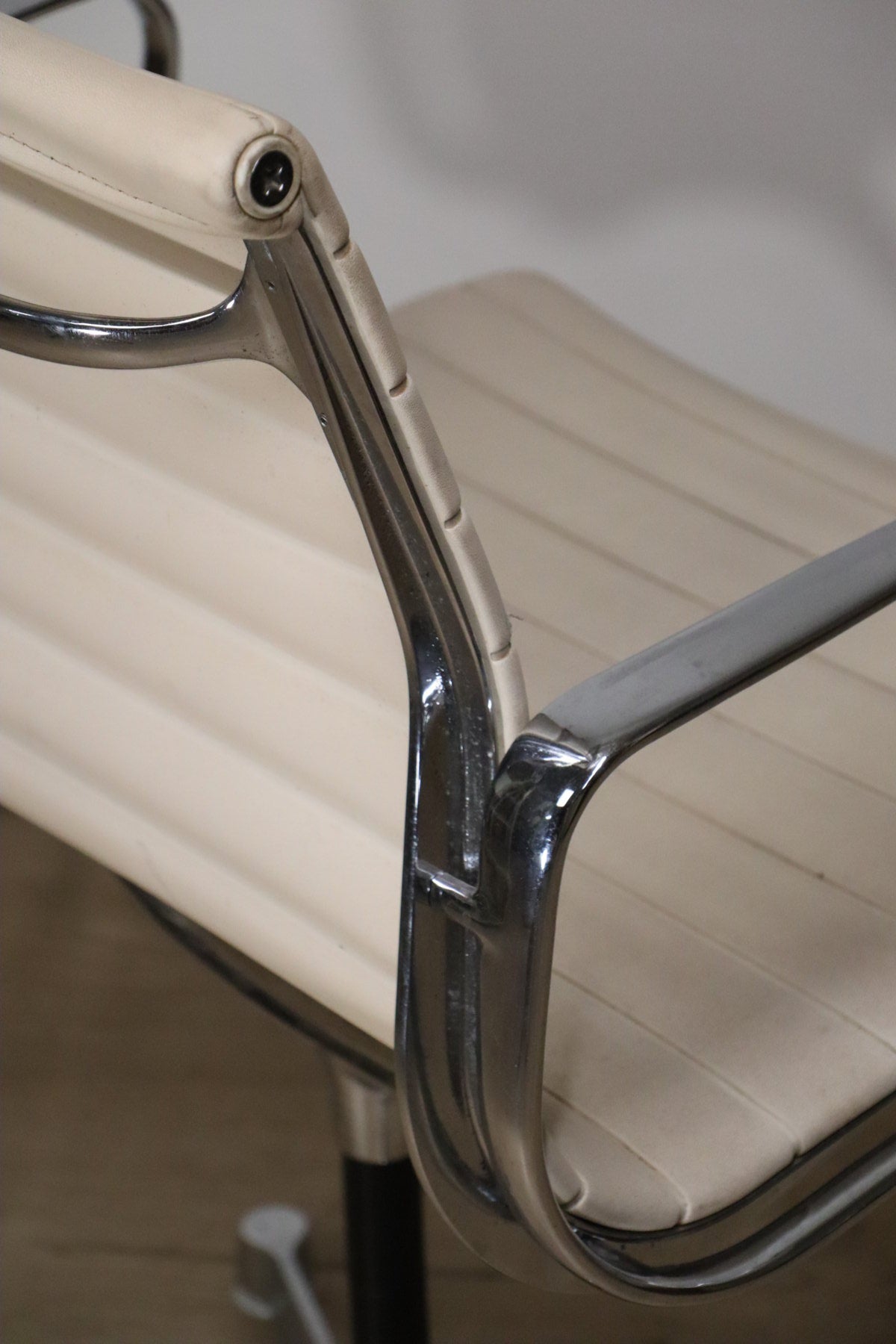 Fauteuil EA 108 en cuir – Charles & Ray Eames – Herman Miller – 1960