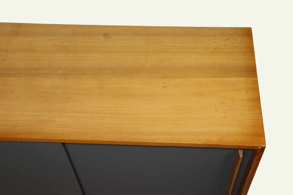 Meuble d’appoint vintage en bois à portes coulissantes – années 60