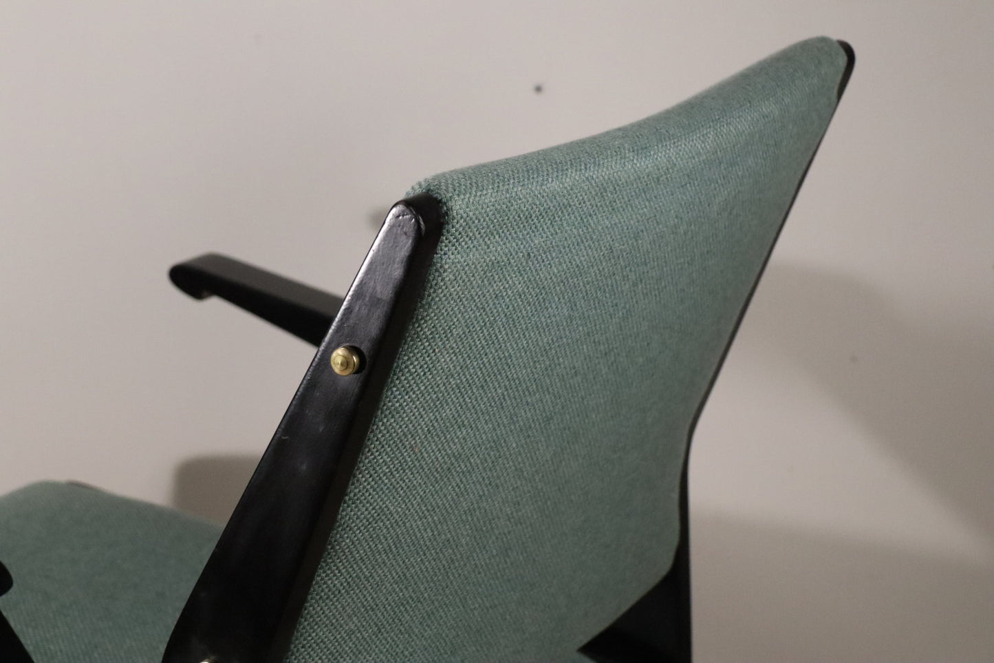 Fauteuil vintage années 60 en bois noir et tissu