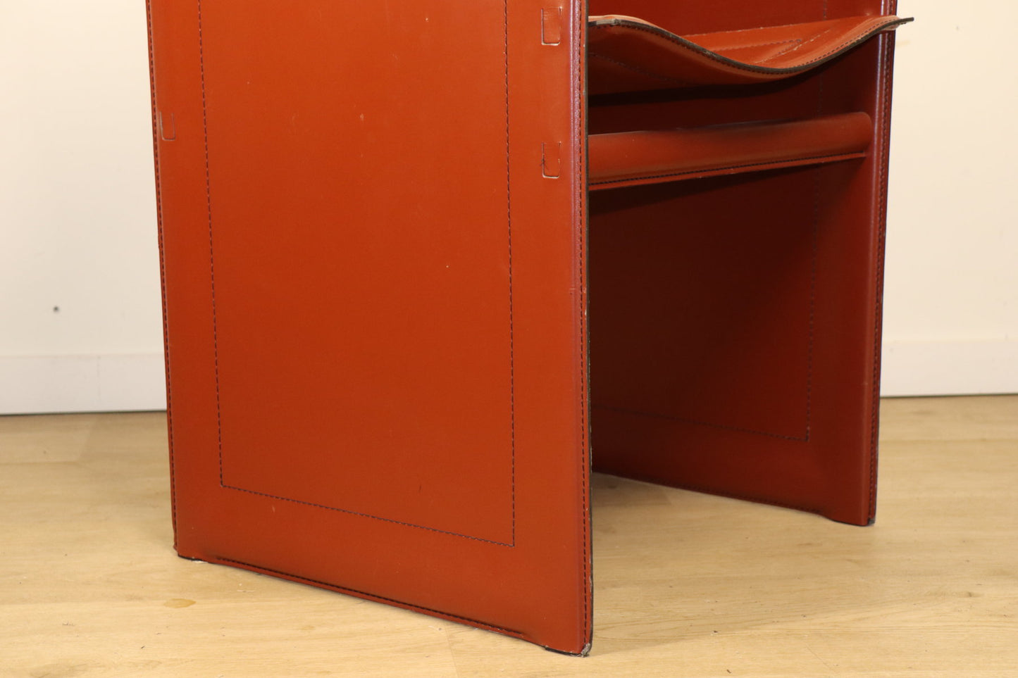 Fauteuil en cuir design minimaliste