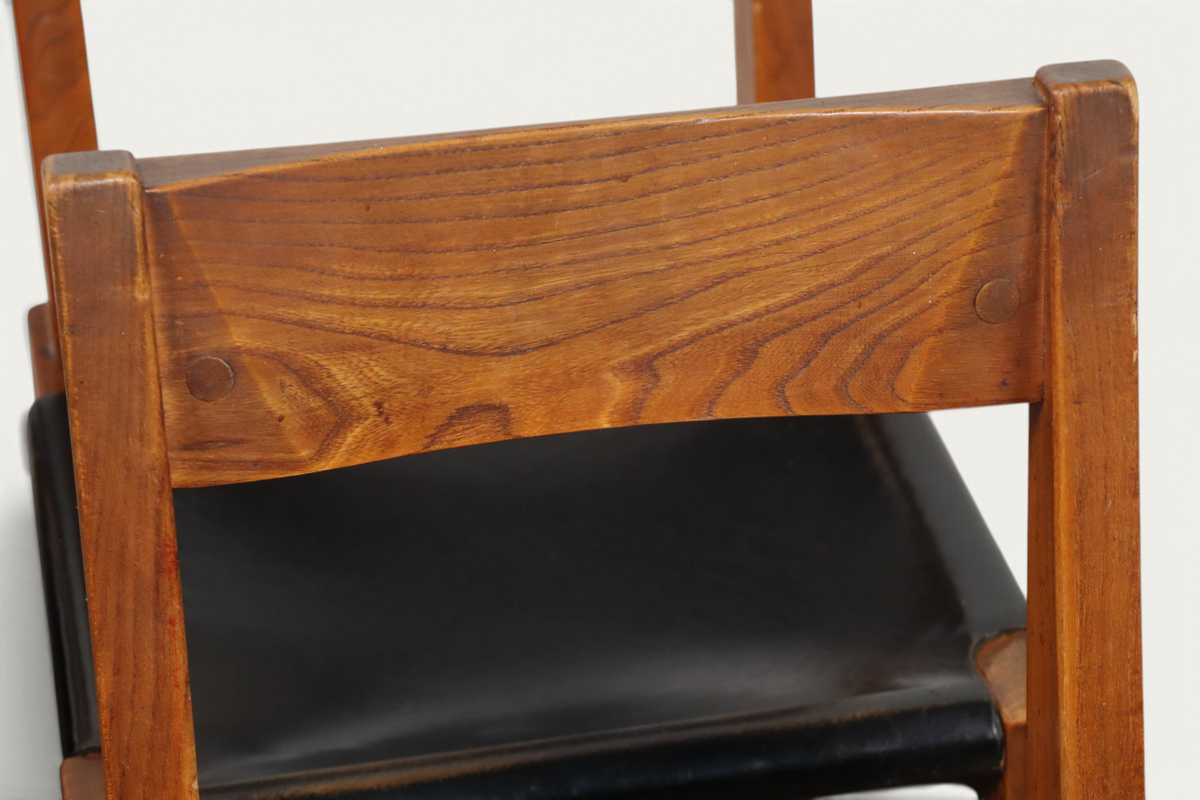 Série de 4 chaises S24 de Pierre Chapo – Orme massif et cuir noir – 1970