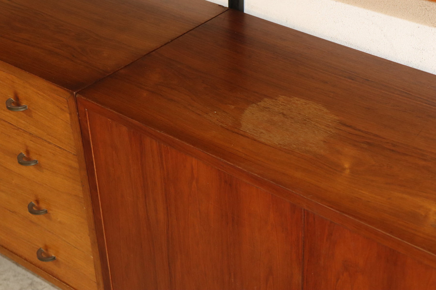 Bibliothèque murale modulable en teck et laiton – années 60