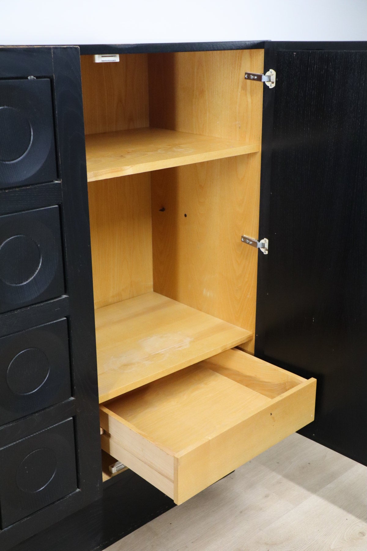 Cabinet buffet brutaliste sculpturale en bois noirci, 1970
