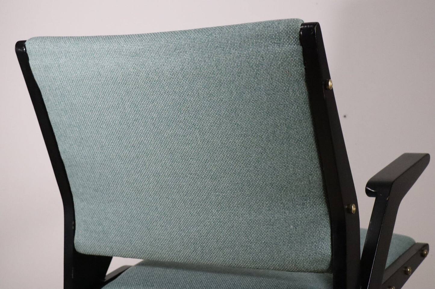 Fauteuil vintage années 60 en bois noir et tissu