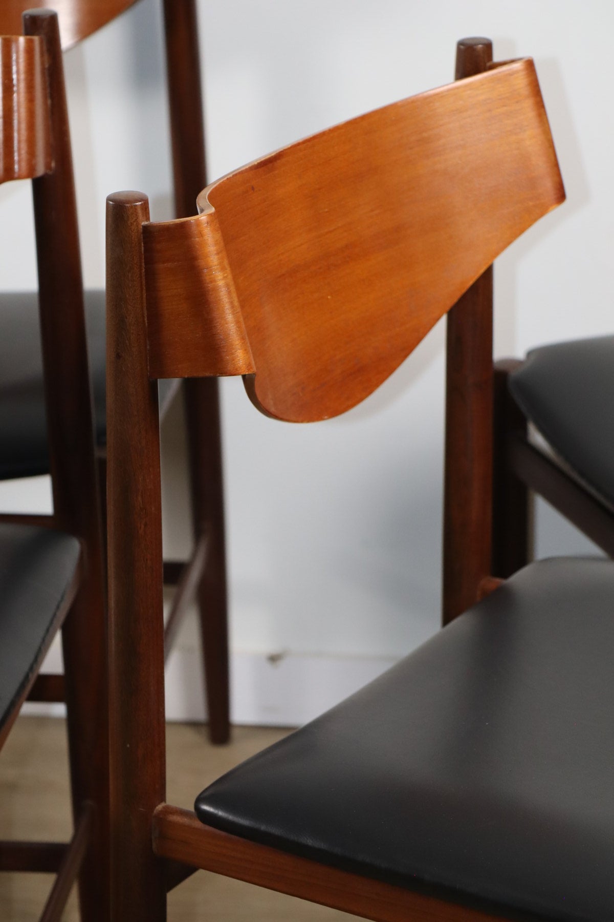 Série de 6 chaises Gianfranco Frattini en teck et skaï noir – années 60