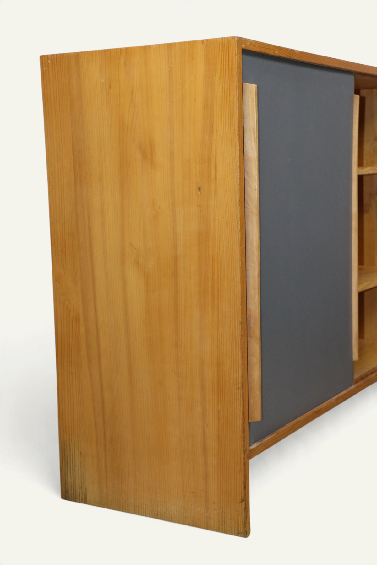 Meuble d’appoint vintage en bois à portes coulissantes – années 60