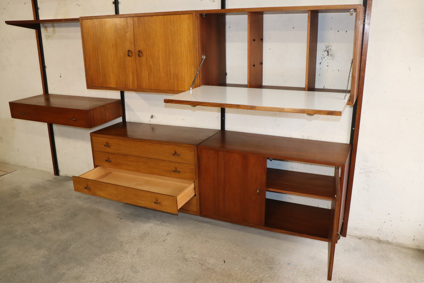 Bibliothèque murale modulable en teck et laiton – années 60