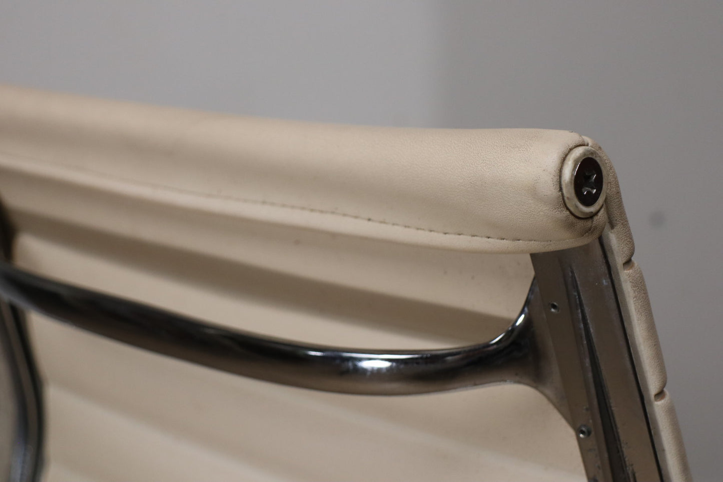 Fauteuil EA 108 en cuir – Charles & Ray Eames – Herman Miller – 1960