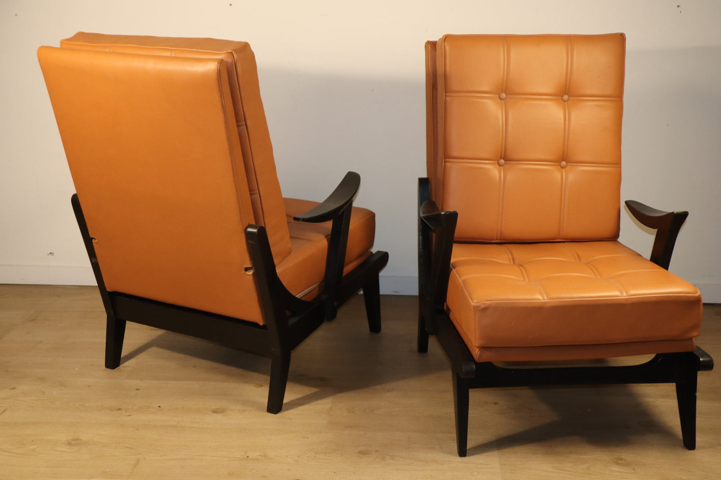 Paire de fauteuils vintage années 50 en bois noir et cuir caramel