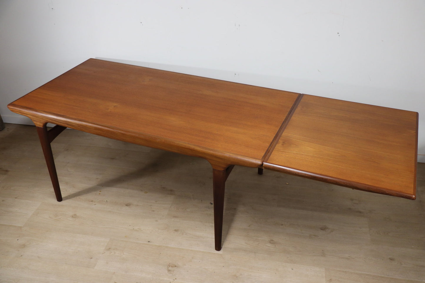 Table de repas scandinave par Johannes Andersen en teck, 1960