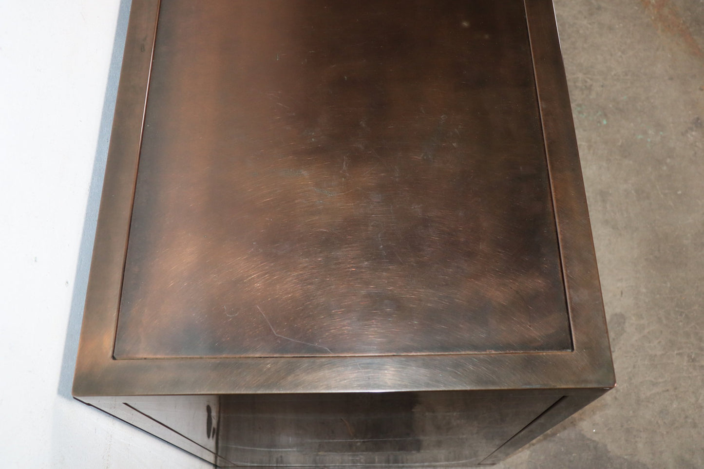 Enfilade minimaliste en métal patiné bronze, années 70