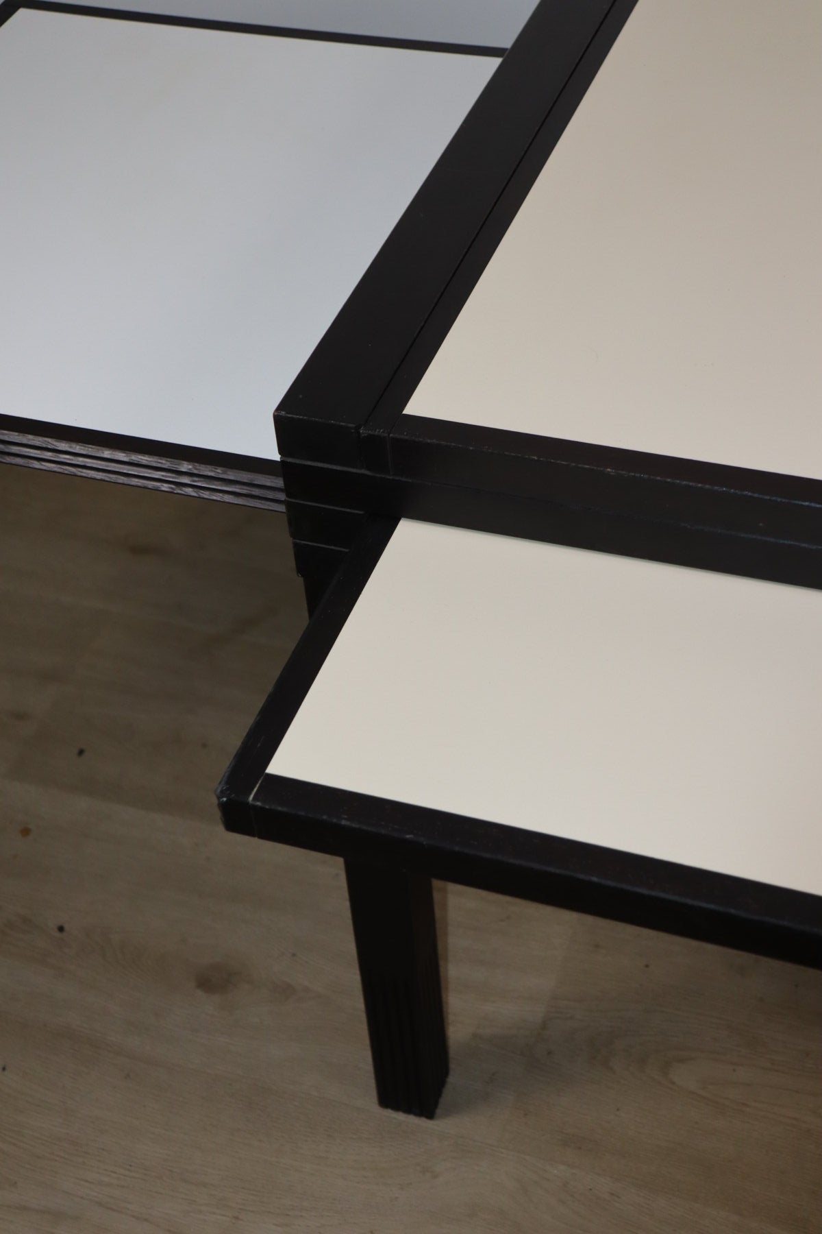 Table modulable bi-colore Bernard Vuarnesson - Années 80