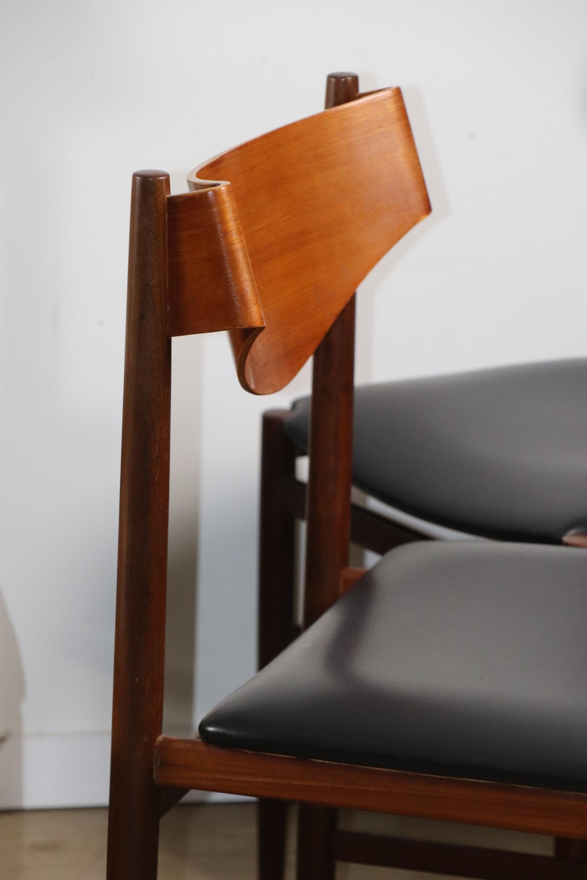 Série de 6 chaises Gianfranco Frattini en teck et skaï noir – années 60