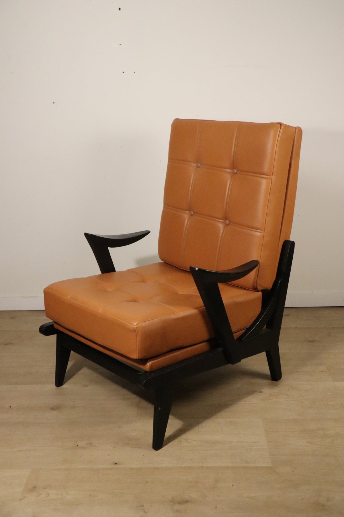 Paire de fauteuils vintage années 50 en bois noir et cuir caramel