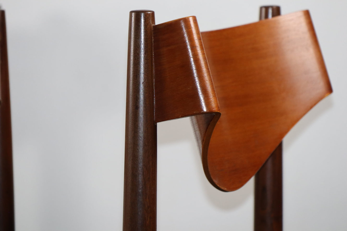 Série de 6 chaises Gianfranco Frattini en teck et skaï noir – années 60