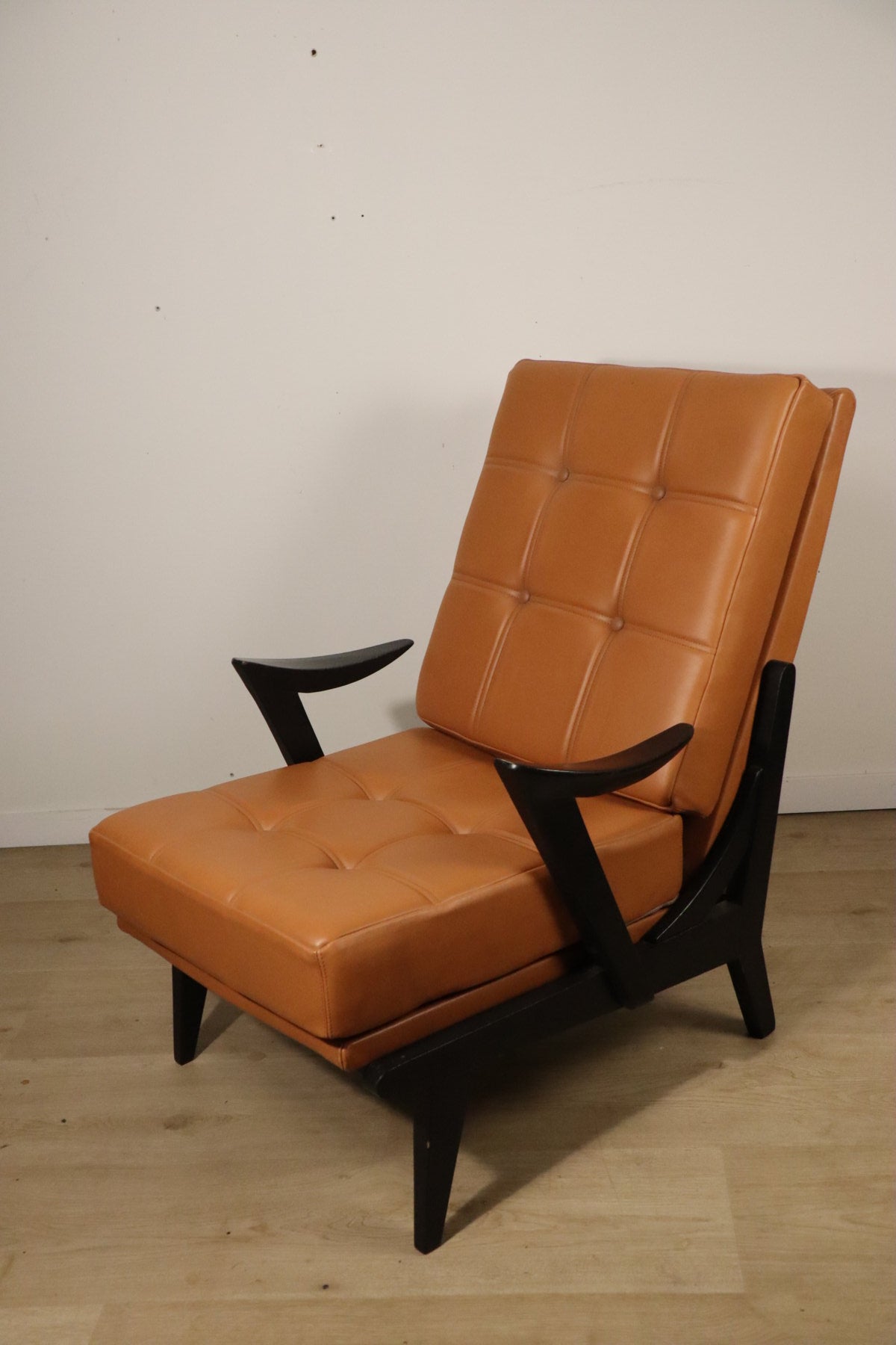 Paire de fauteuils vintage années 50 en bois noir et cuir caramel