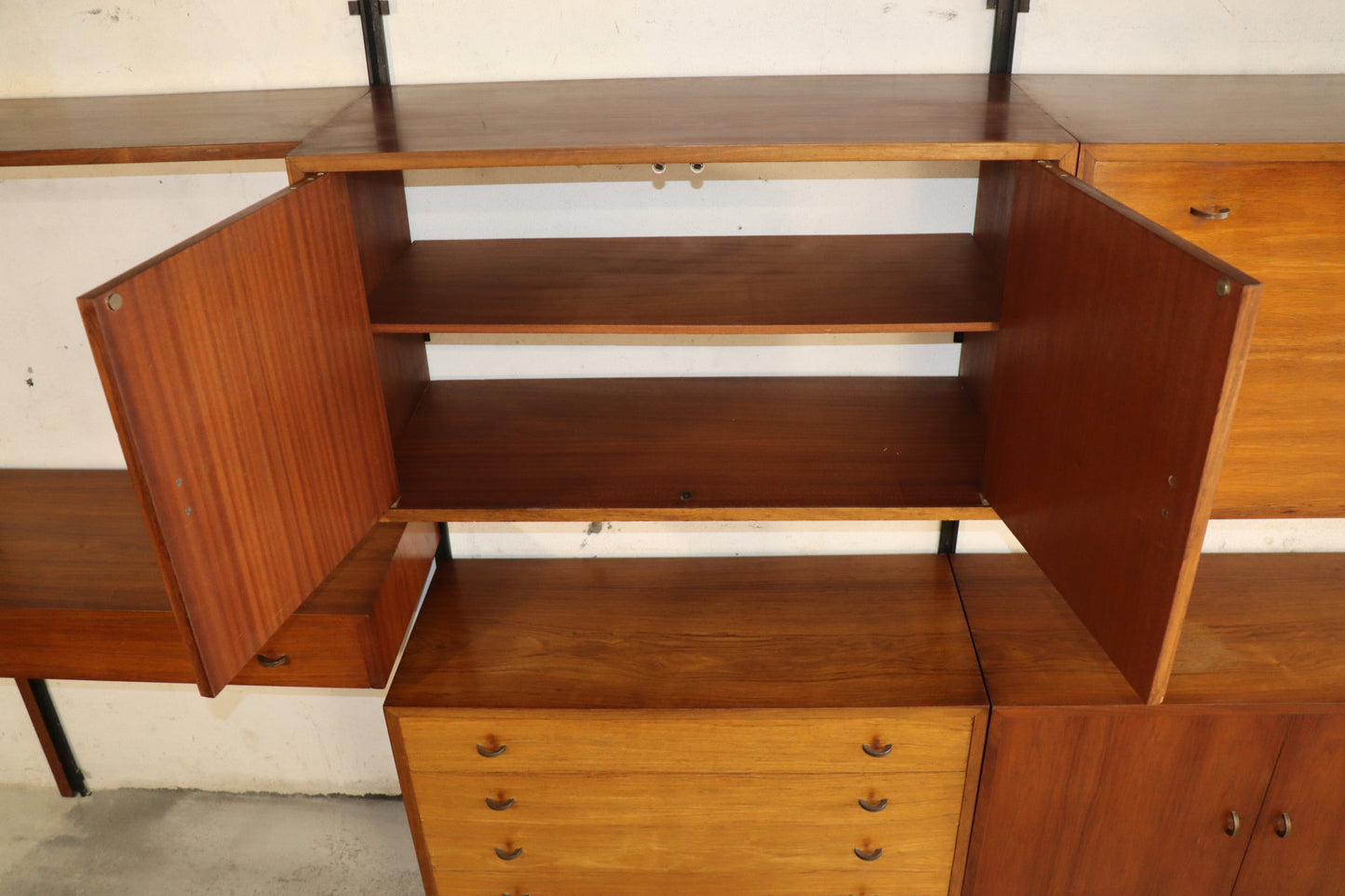 Bibliothèque murale modulable en teck et laiton – années 60