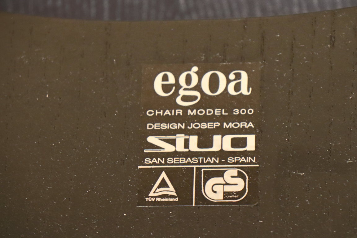 Série de 6 chaises minimaliste modèle "EGOA 300" par Josep Mora