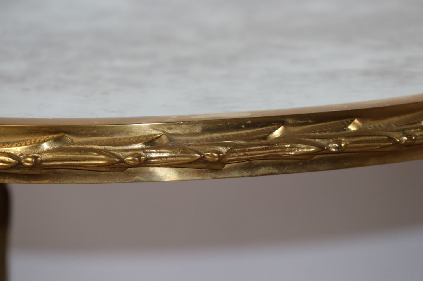 Table basse Maison Baguès en bronze doré et miroir vieilli – Années 1950