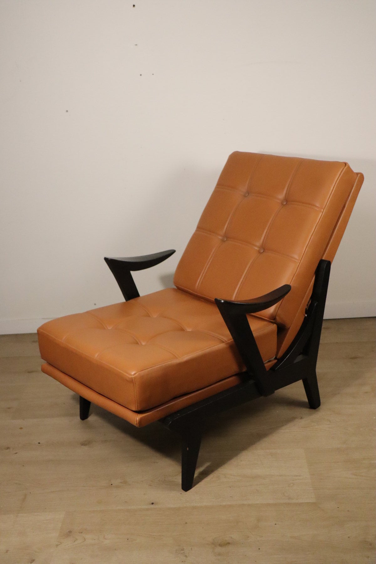 Paire de fauteuils vintage années 50 en bois noir et cuir caramel