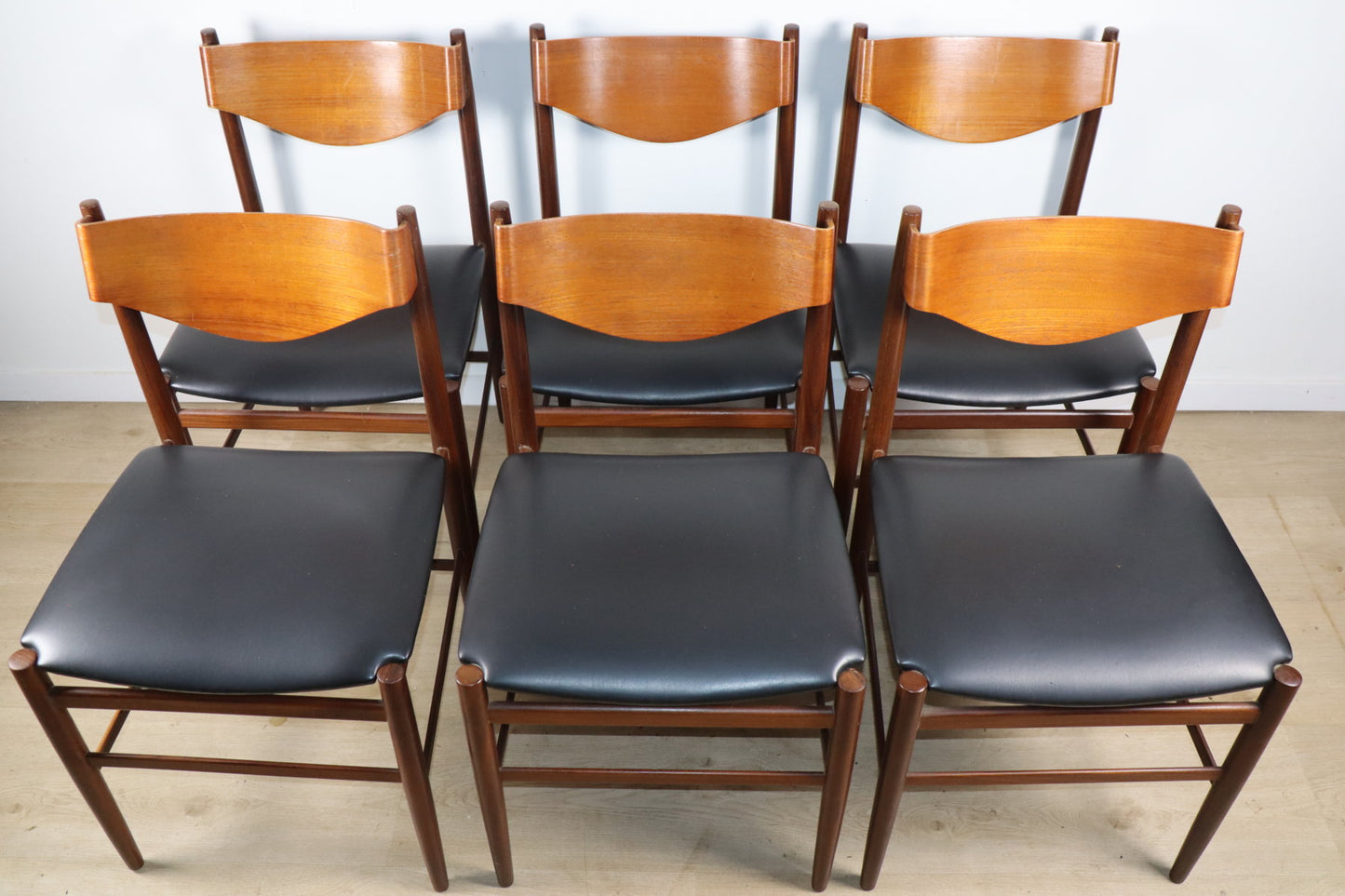 Série de 6 chaises Gianfranco Frattini en teck et skaï noir – années 60