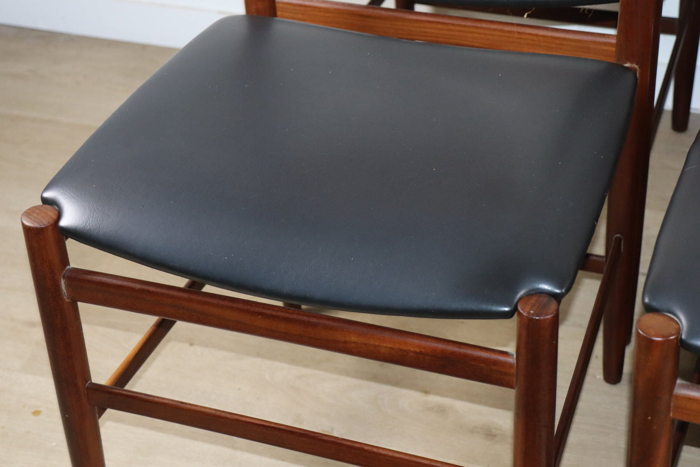 Série de 6 chaises Gianfranco Frattini en teck et skaï noir – années 60