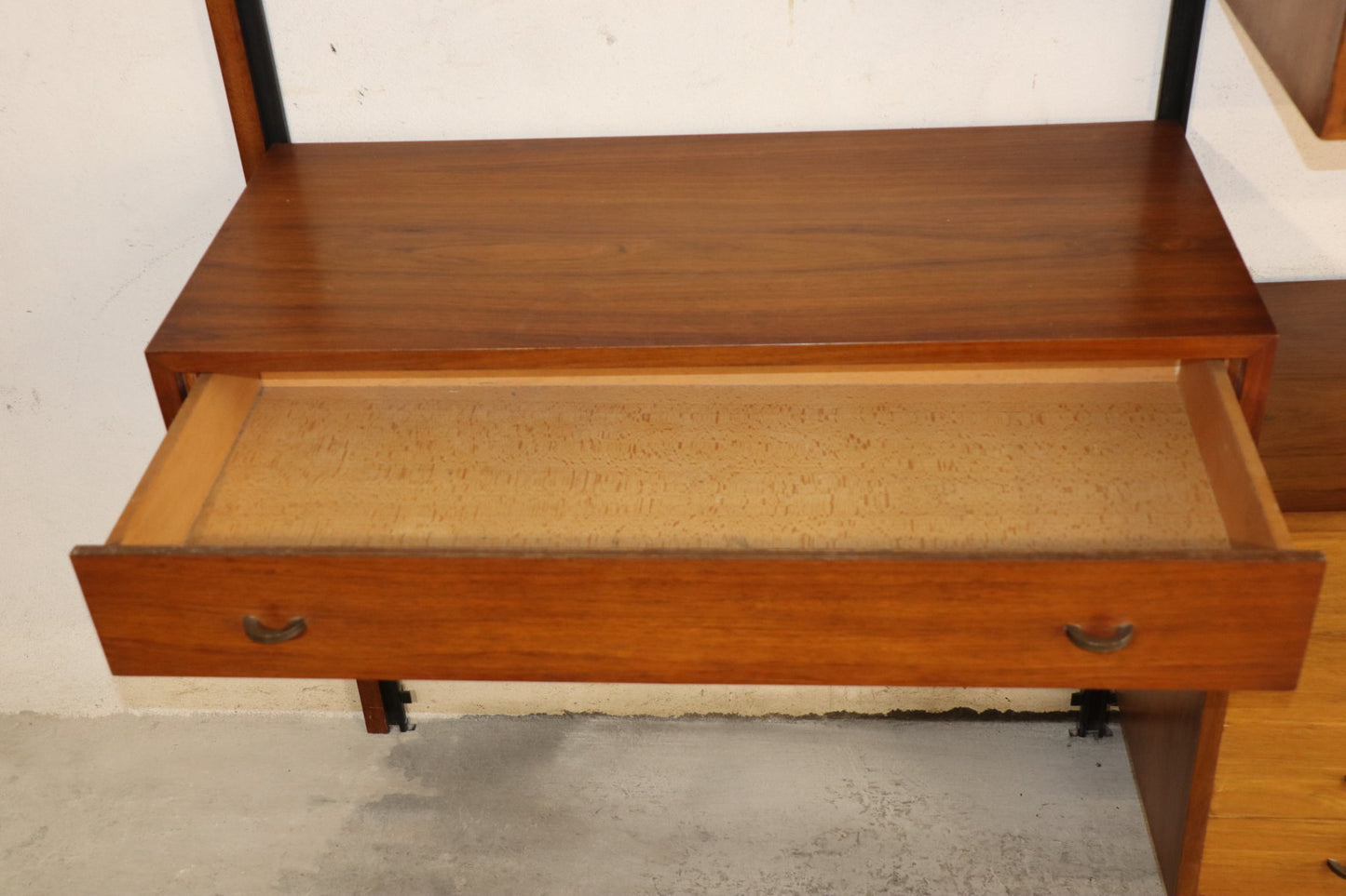 Bibliothèque murale modulable en teck et laiton – années 60