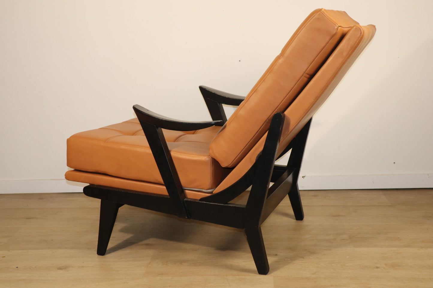 Paire de fauteuils vintage années 50 en bois noir et cuir caramel