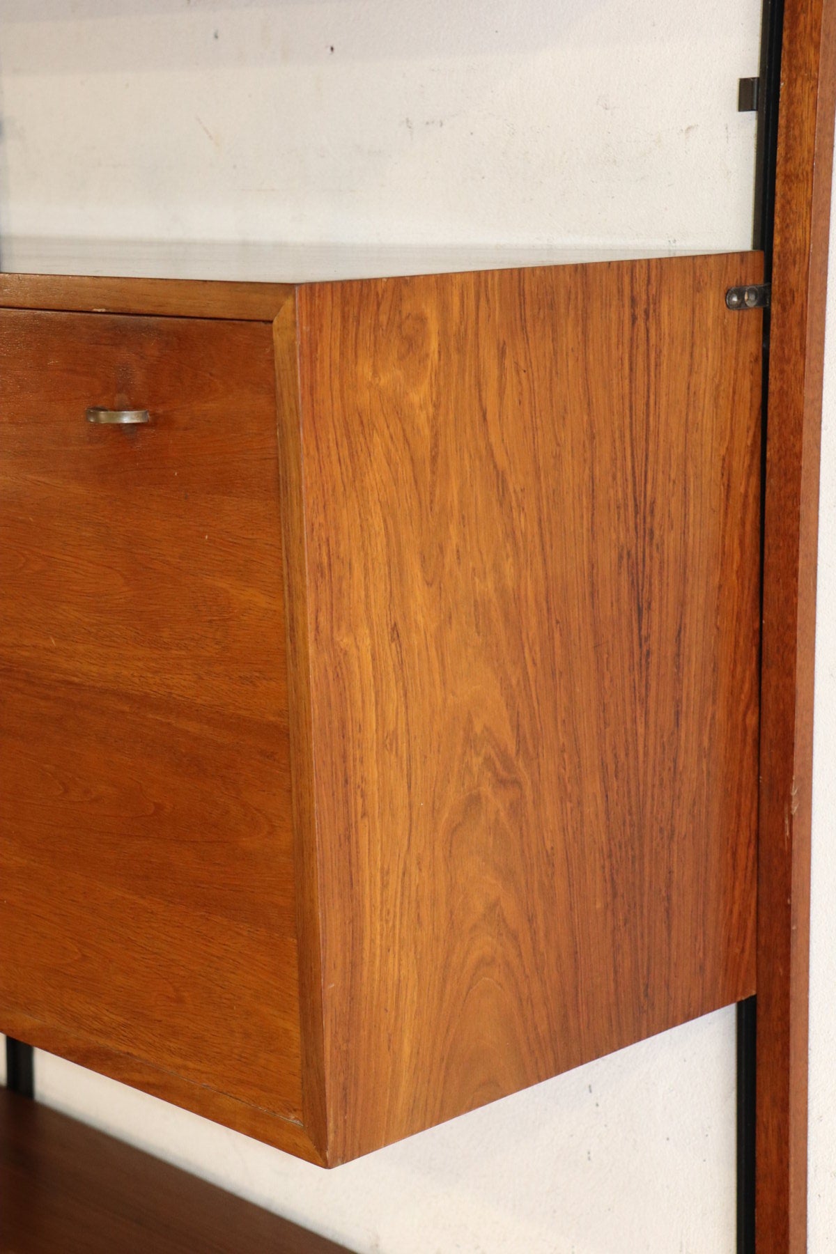 Bibliothèque murale modulable en teck et laiton – années 60