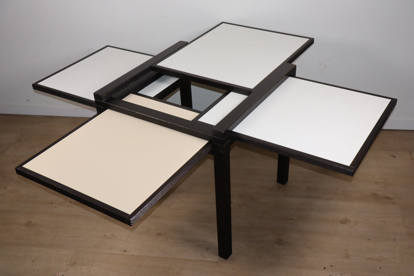 Table modulable bi-colore Bernard Vuarnesson - Années 80