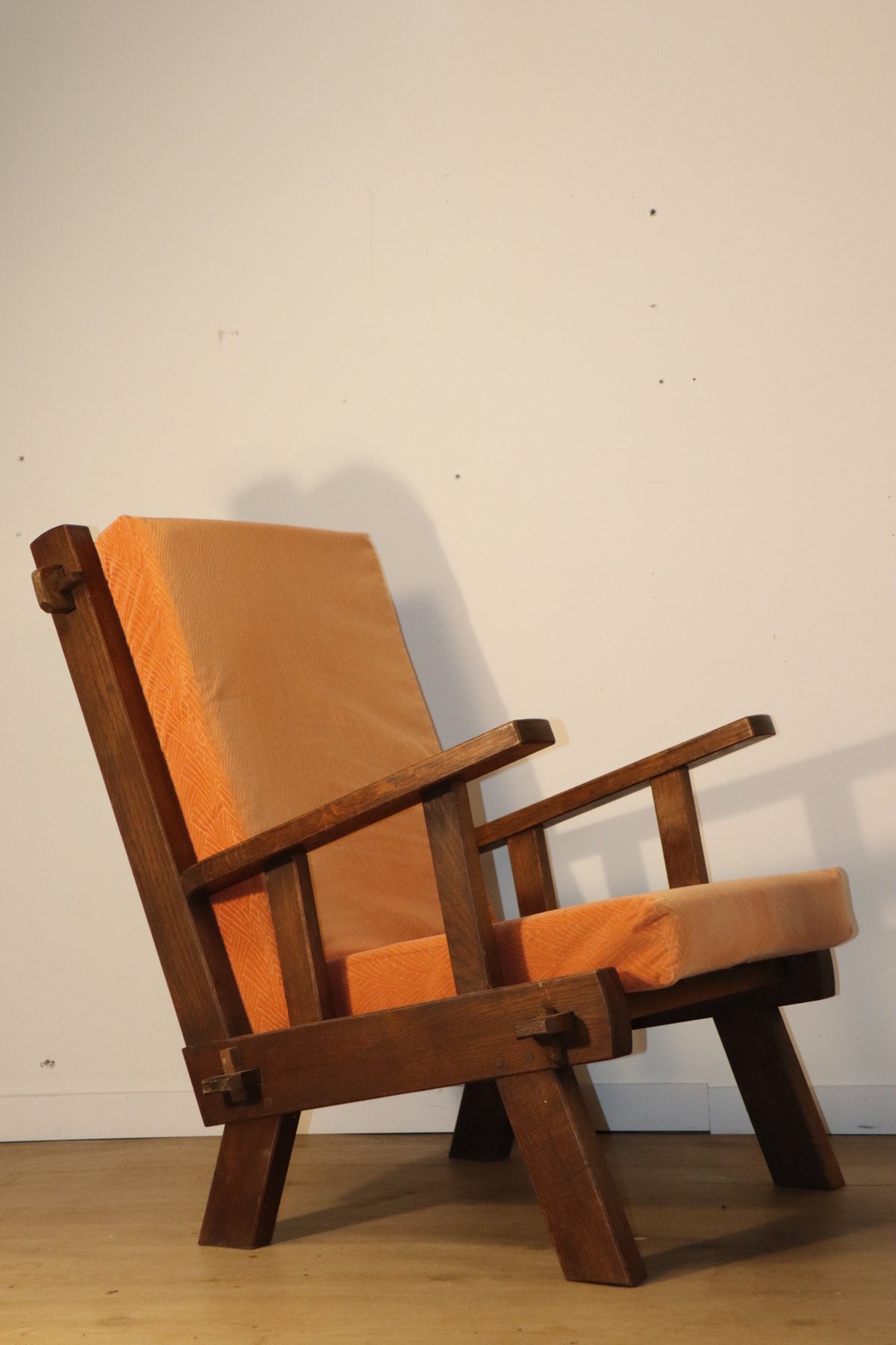 Paire de fauteuils brutalistes en chêne et velours – années 60/70