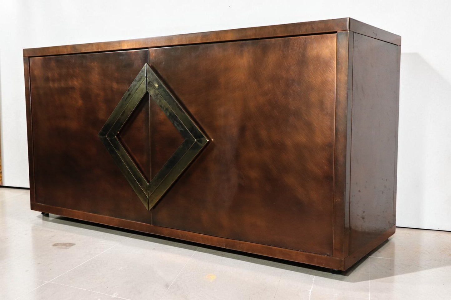 Enfilade minimaliste en métal patiné bronze, années 70