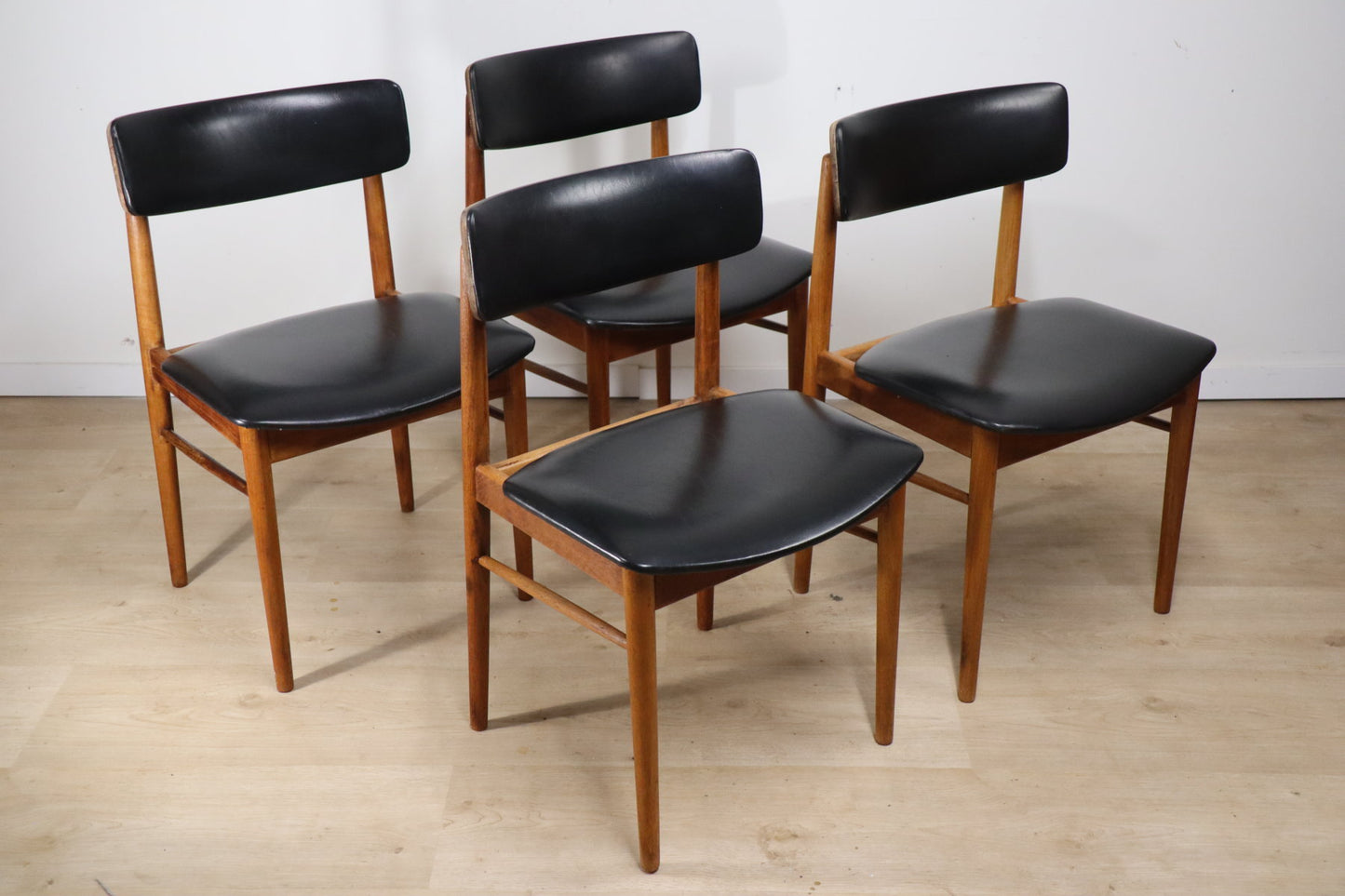 Série de 4 chaises scandinave en teck et skaï, 1960