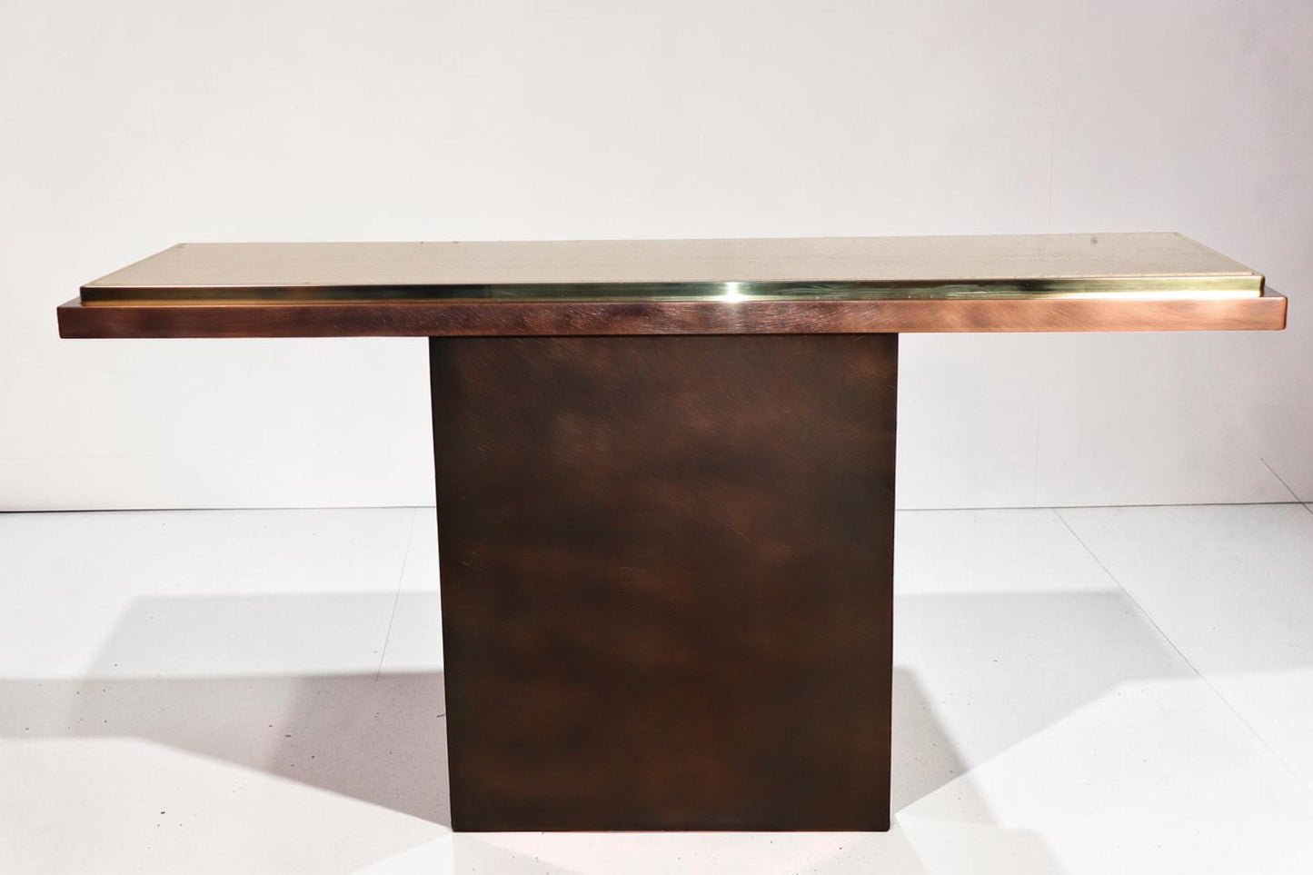Console minimaliste en travertin et métal patiné — années 70