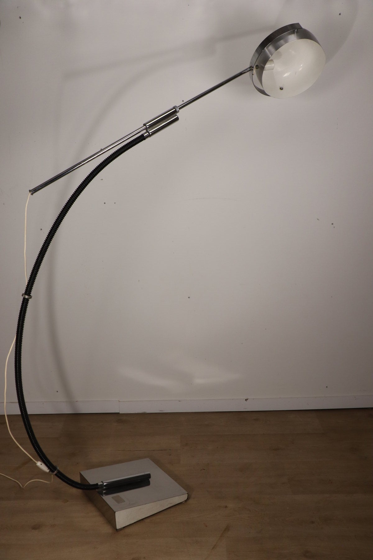 Lampadaire vintage arc à balancier en métal chromé, 1970