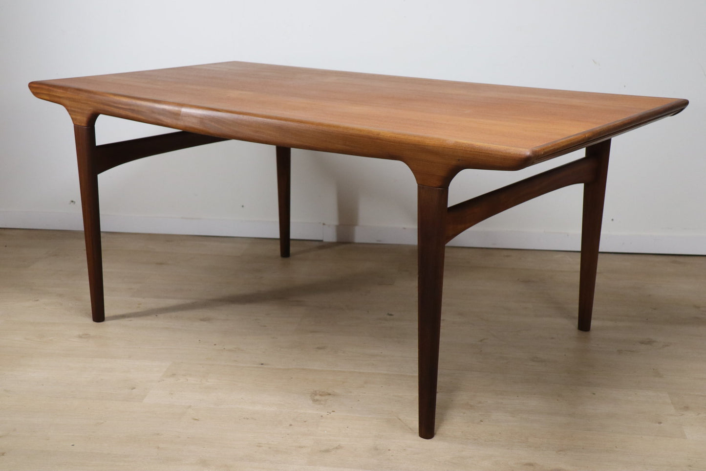 Table de repas scandinave par Johannes Andersen en teck, 1960